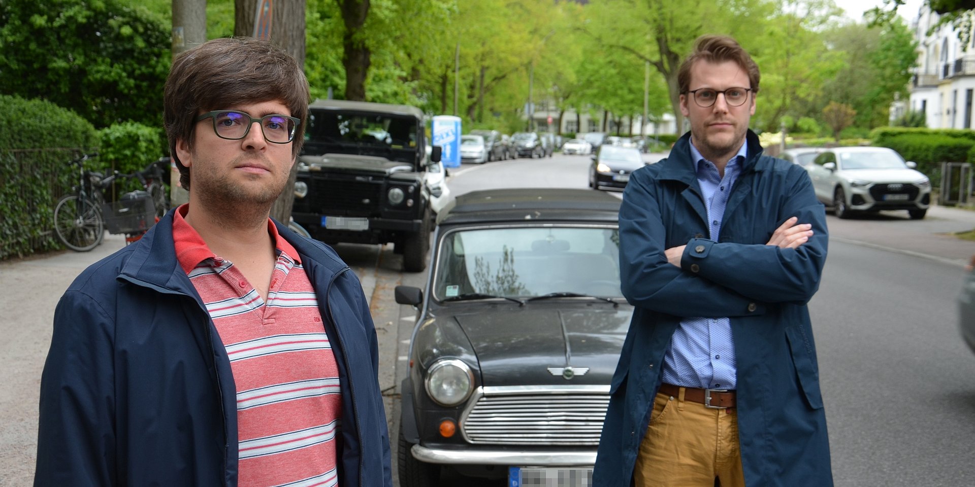 Timo B. Kranz (GRÜNE, links) und Alexander Kleinow (SPD, rechts) an der Sierichstraße