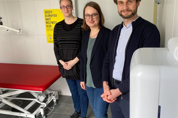 Nadine Voss (Leben mit Behinderung), Mareike Engels (GRÜNE), Marcel Bulawa (GRÜNE) in der ersten Toilette für alle der Tagesstätte Pergole des Vereins Leben mit Behinderung