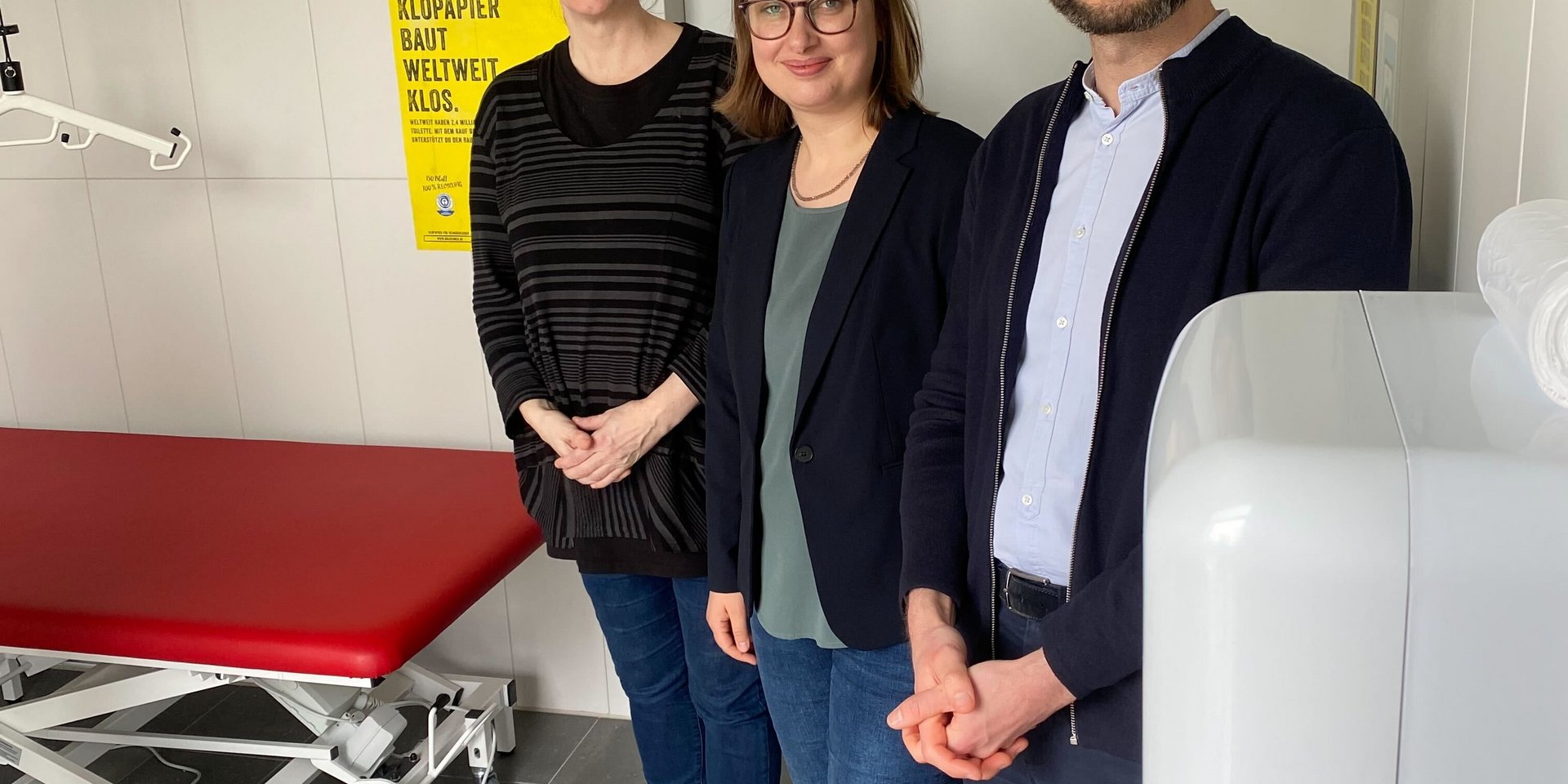 Nadine Voss (Leben mit Behinderung), Mareike Engels (GRÜNE), Marcel Bulawa (GRÜNE) in der ersten Toilette für alle der Tagesstätte Pergole des Vereins Leben mit Behinderung