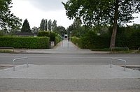 Aufpflasterung am Rübenkamp. Im Hintergrund: Der Zugang zur S-Bahn