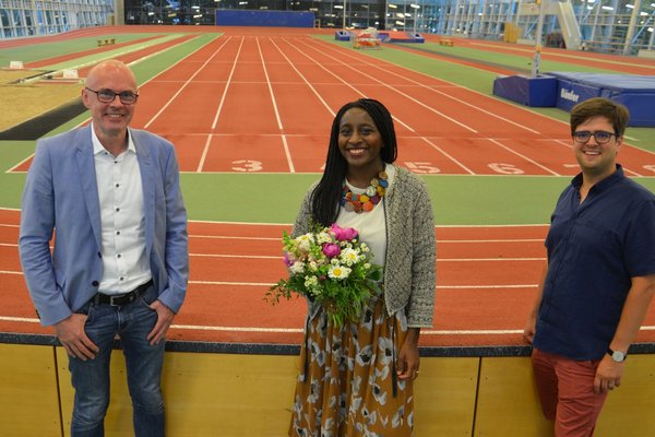 Der GRÜNE Fraktionsvorsitzende Timo B. Kranz (rechts) und Bezirksamtsleiter Mi-chael Werner-Boelz (links) gratulieren Priscilla Owosekun-Wilms (Mitte) nach ihrer Wahl zur Vorsitzenden der Bezirksversammlung