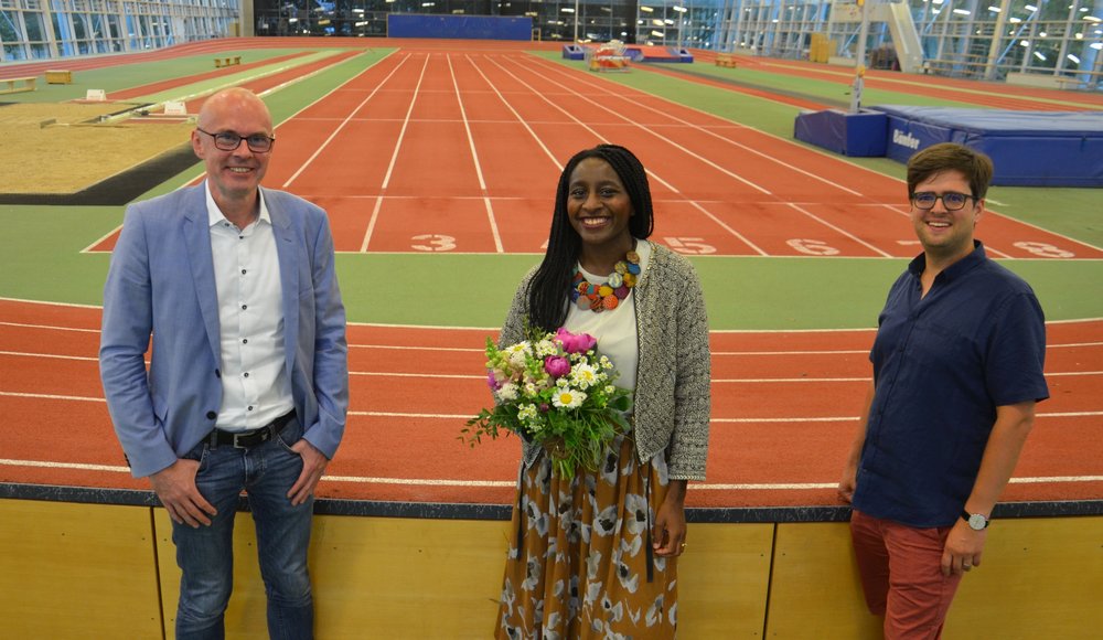 Der GRÜNE Fraktionsvorsitzende Timo B. Kranz (rechts) und Bezirksamtsleiter Mi-chael Werner-Boelz (links) gratulieren Priscilla Owosekun-Wilms (Mitte) nach ihrer Wahl zur Vorsitzenden der Bezirksversammlung Der GRÜNE Fraktionsvorsitzende Timo B. Kranz (rechts) und Bezirksamtsleiter Mi-chael Werner-Boelz (links) gratulieren Priscilla Owosekun-Wilms (Mitte) nach ihrer Wahl zur Vorsitzenden der Bezirksversammlung