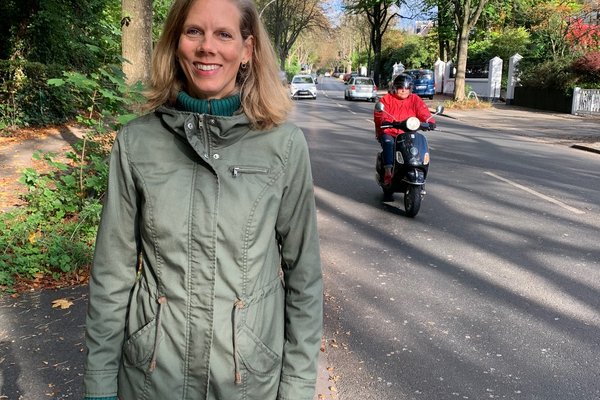 Anwohnerin Katrin Baum an der Wellingsbütteler Landstraße