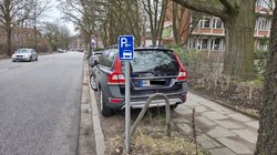 Auf der Fahrbahn ist genug Platz für einen Radfahrstreifen.