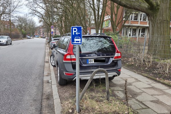 Auf der Fahrbahn ist genug Platz für einen Radfahrstreifen.