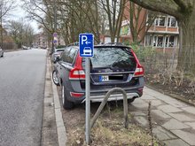 Auf der Fahrbahn ist genug Platz für einen Radfahrstreifen.