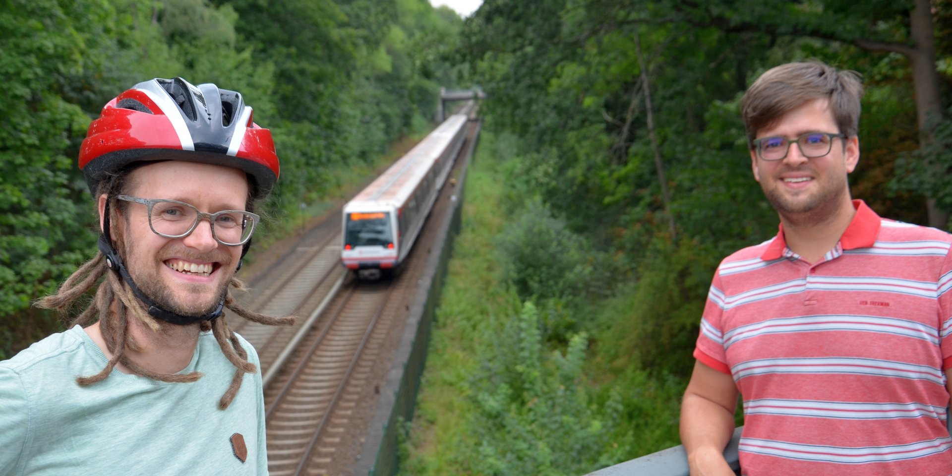 Foto: Thorsten Schmidt und Timo B. Kranz oberhalb der Trasse für den Radschnellweg (Höhe U Fuhlsbüttel)