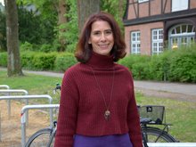 Katrin Hofmann an den neuen Fahrradbügeln vor dem Stavenhagenhaus