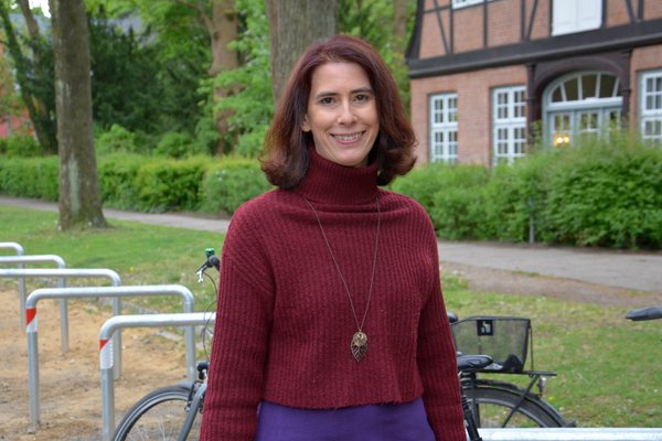 Katrin Hofmann an den neuen Fahrradbügeln vor dem Stavenhagenhaus