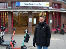 Marcel Bulawa vor der U-Bahnstation Saarlandstraße, wo regelmäßig viele E-Scooter abgestellt werden