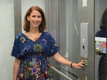 Katrin Hofmann im neuen Aufzug am U-Bahnhof Klein Borstel