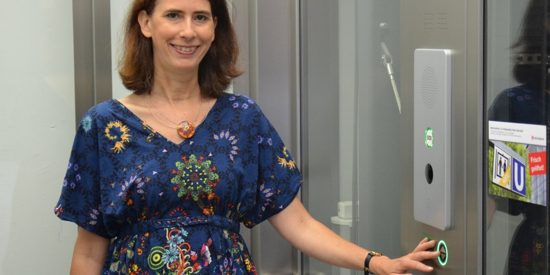 Katrin Hofmann im neuen Aufzug am U-Bahnhof Klein Borstel