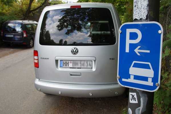 Im Umfeld vieler Schulen behindern parkende Autos -besonders "Elterntaxis"- die Sicht und gefährden so Kinder (Beispielfoto)