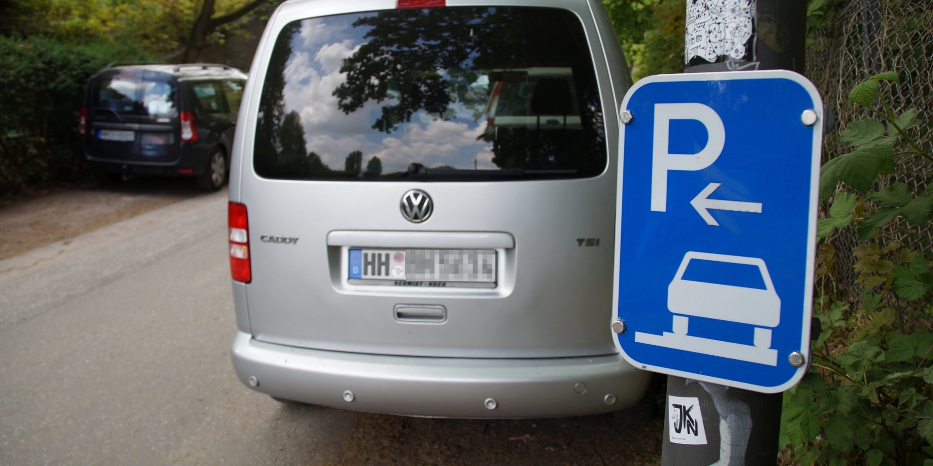 Im Umfeld vieler Schulen behindern parkende Autos -besonders "Elterntaxis"- die Sicht und gefährden so Kinder (Beispielfoto)