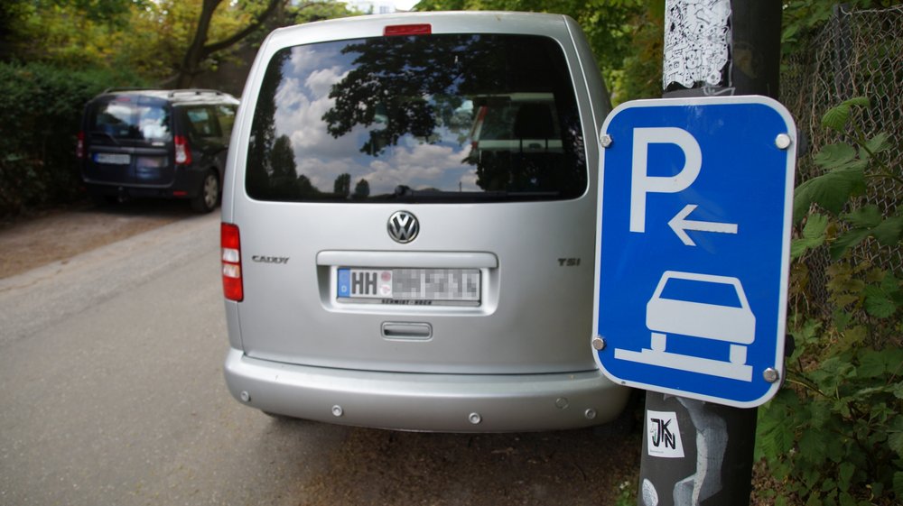 Im Umfeld vieler Schulen behindern parkende Autos -besonders "Elterntaxis"- die Sicht und gefährden so Kinder (Beispielfoto)