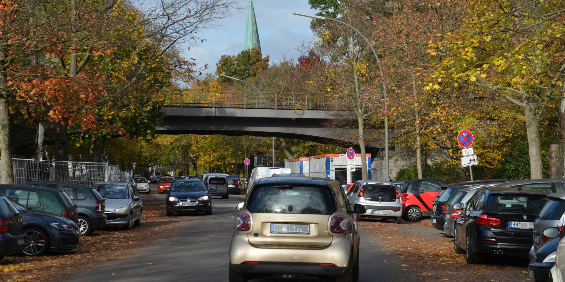 Reger Autoverkehr auf der Heilwigstraße vor dem Kloster St. Johannis