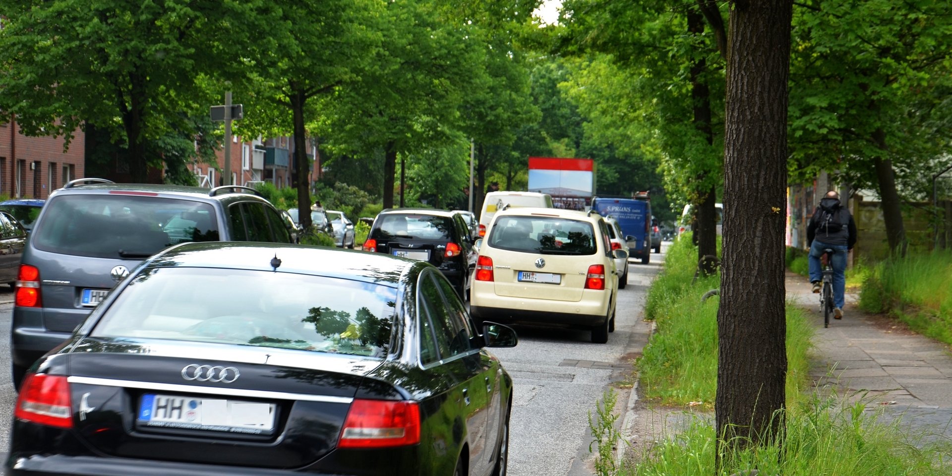 Bild der dicht gedrängten Krausestraße mit Fahrradfahrer