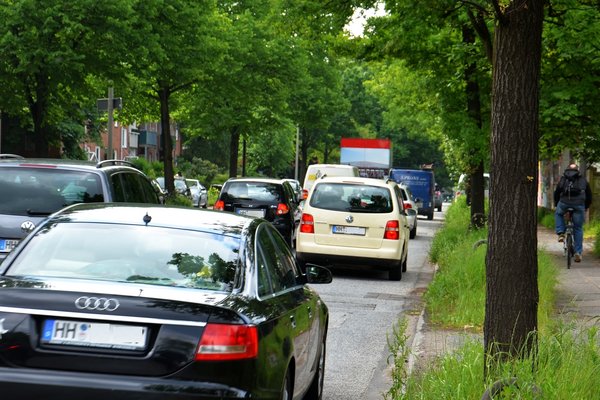 Bild der dicht gedrängten Krausestraße mit Fahrradfahrer