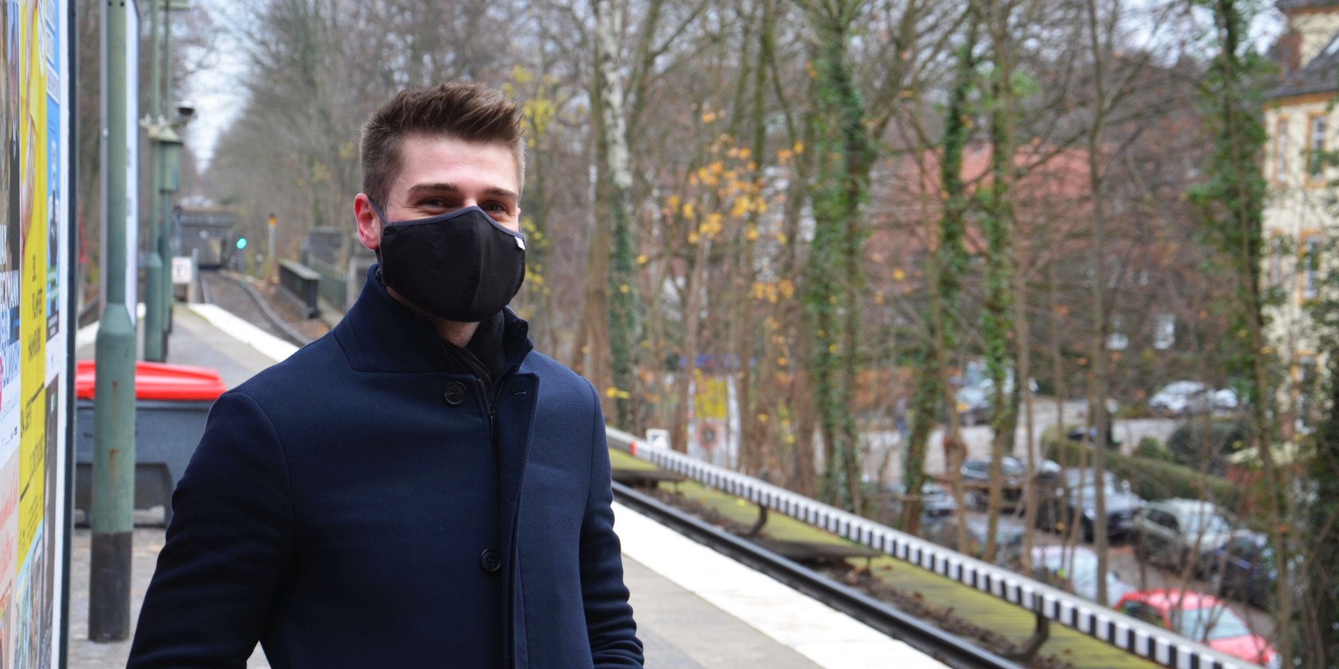 Marcel Bulawa (GRÜNE) am Ostende des Bahnsteigs des U-Bahnhofs Sierichstraße