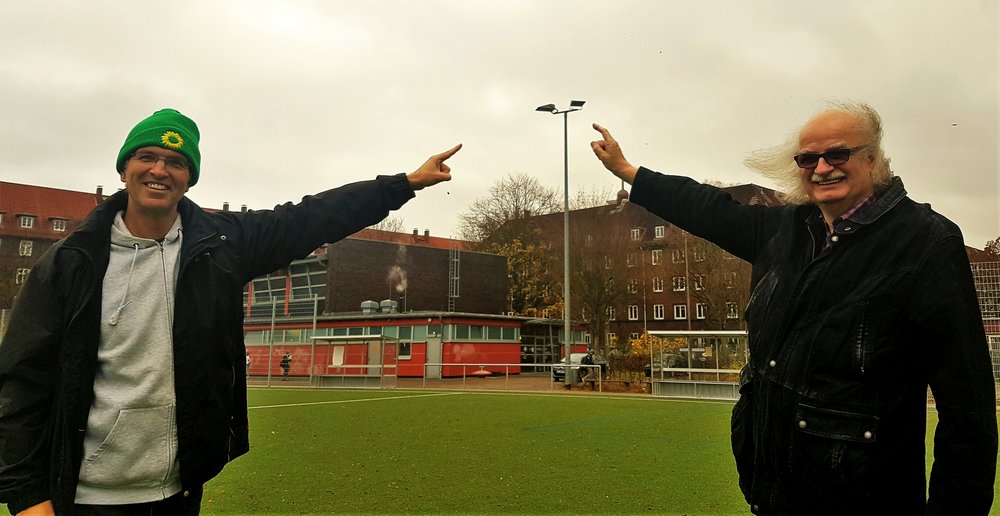 Oliver Camp (l., GRÜNE) und Ulrich Bunsmann (DSC Hanseat) auf dem Sportplatz Oliver Camp (l., GRÜNE) und Ulrich Bunsmann (DSC Hanseat) auf dem Sportplatz