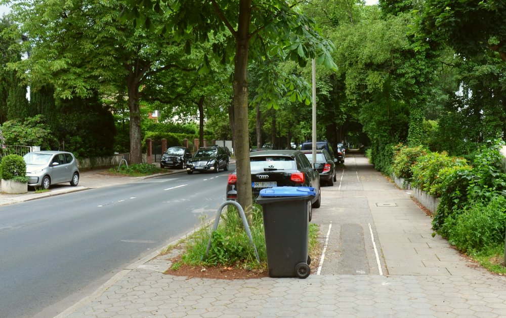 Die Rad- und Gehwege an der Wellingsbütteler Landstraße sind derzeit schmal und in schlechtem Zustand