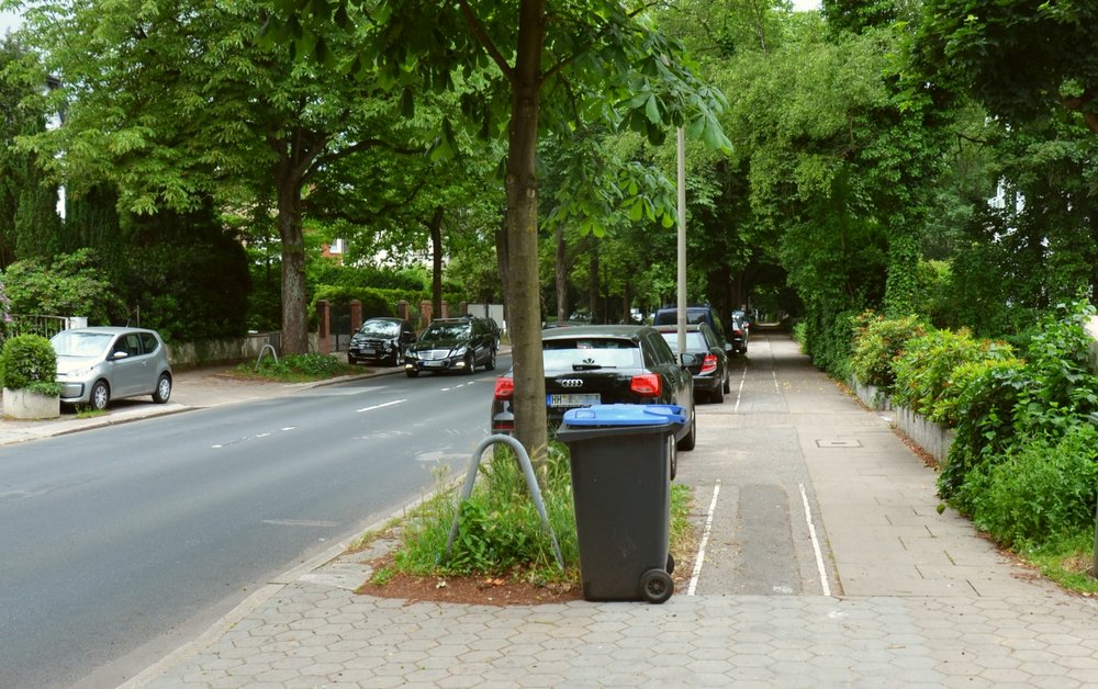 Die Rad- und Gehwege an der Wellingsbütteler Landstraße sind derzeit schmal und in schlechtem Zustand Die Rad- und Gehwege an der Wellingsbütteler Landstraße sind derzeit schmal und in schlechtem Zustand