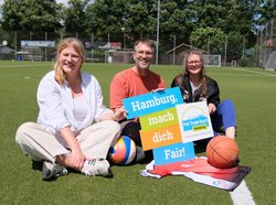 Lena Otto (SPD), Oliver Camp (GRÜNE) und Christine Prießner (Fair Trade Stadt Hamburg) mit einem fairen Trikot (Reiffert/GRÜNE Fraktion Nord)