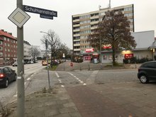 Einmündung Schumannstraße/Herderstraße – hier wird der Radweg rot eingefärbt und rechts daneben ein Zebrastreifen aufgebracht