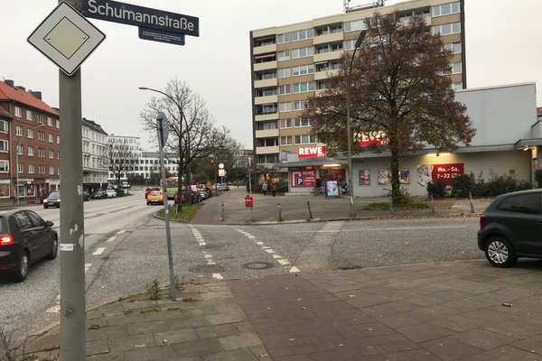 Einmündung Schumannstraße/Herderstraße – hier wird der Radweg rot eingefärbt und rechts daneben ein Zebrastreifen aufgebracht