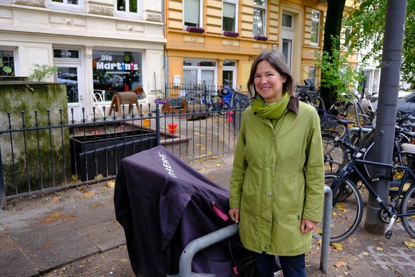 Simone Dietz vor der Kita „Die Martinis“. Hier werden drei Lastenradbügel eingebaut. Die breiteren Gehwege erleichtern den Eltern das Bringen und Abholen