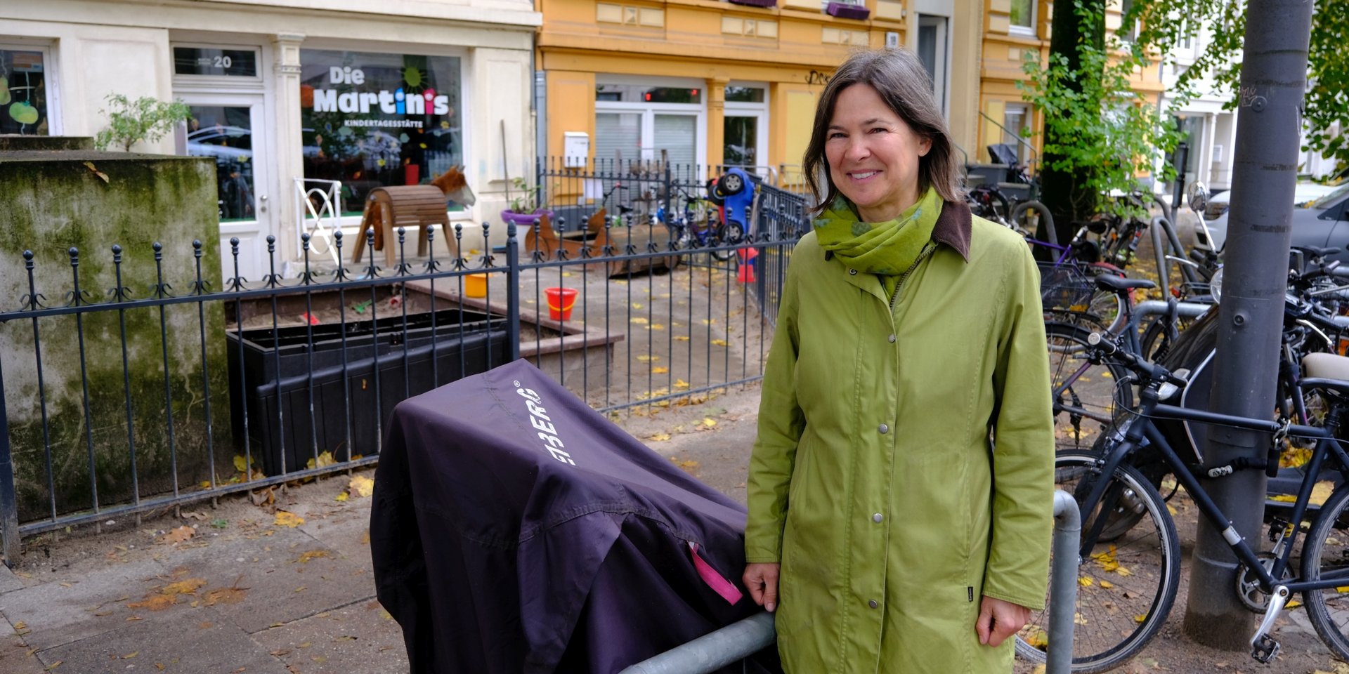 Simone Dietz vor der Kita „Die Martinis“. Hier werden drei Lastenradbügel eingebaut. Die breiteren Gehwege erleichtern den Eltern das Bringen und Abholen