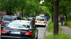 Bisher ein gewohntes Bild in der Krausestraße: Autos drängen sich nebeneinander auf der Fahrbahn, der Radverkehr läuft -illegal- über den Gehweg. Das soll sich ändern.