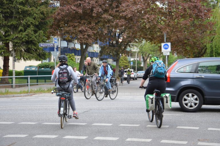 Wartelinien für die Radroute 6: Ausschuss fordert mehr Sicherheit an der Uferstraße