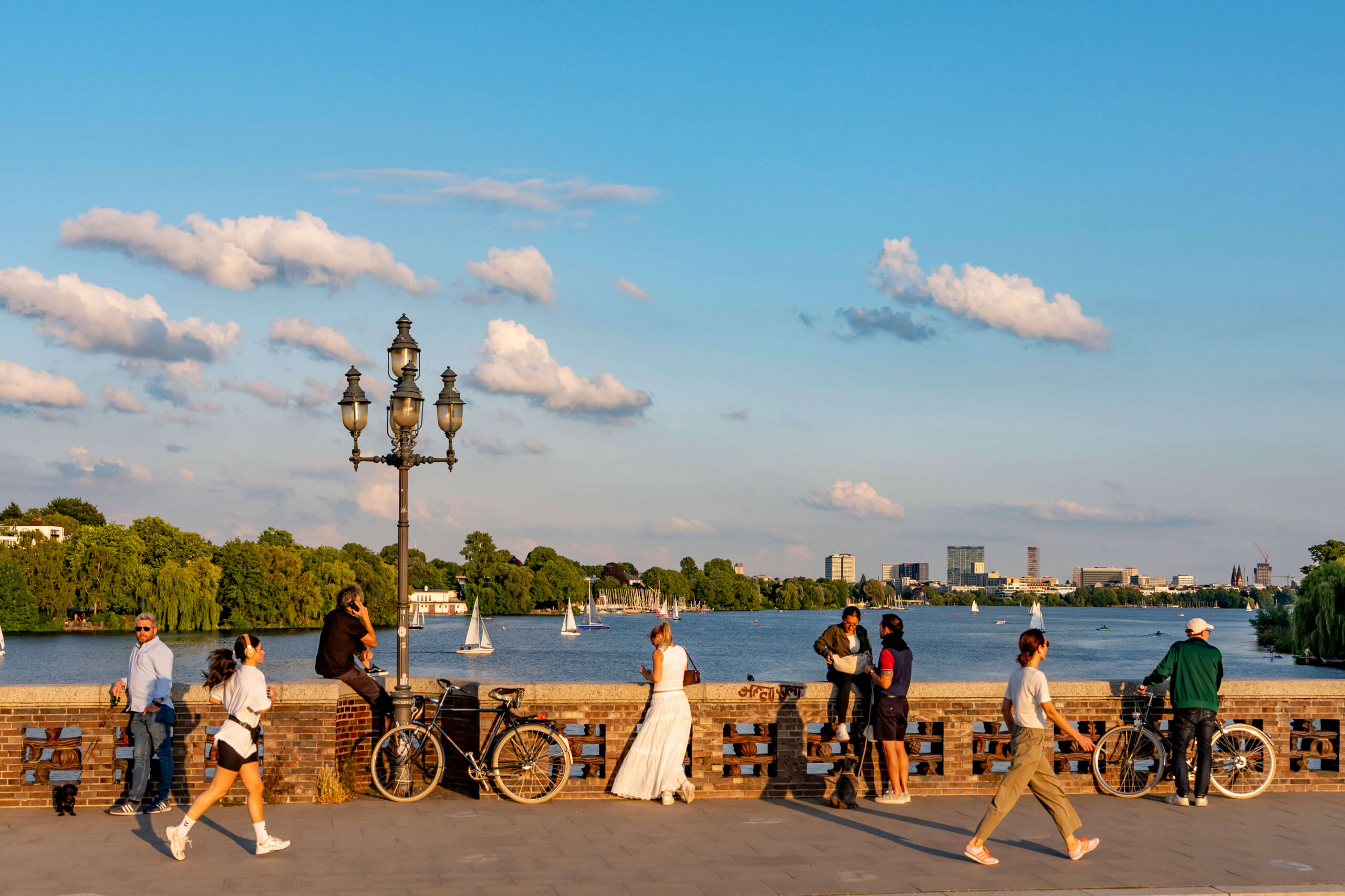 Menschen Brücke Sommer