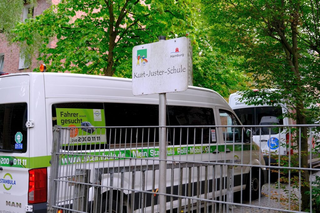 kurt juster schule parkplatzvoll