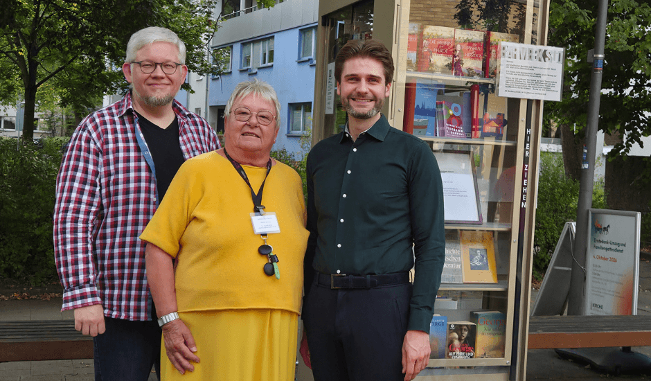 Christoph Reiffert, Monika Orlowski und Marcel Bulawa (v.l.n.r.)vor dem neuen Bücherschrank am Basch