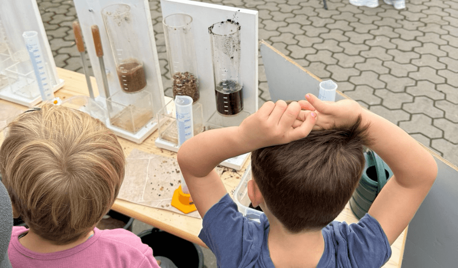 Kinder beim Klimafest im Anzuchtgarten