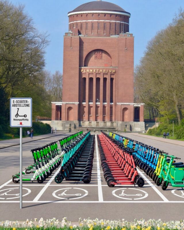 E-Scooter dürfen in Hamburg seit Mitte März vielerorts nur noch auf digital markierten Flächen abgestellt werden. Die Verkehrsbehörde hat nun die Bezirke aufgefordert, geeignete zusätzliche Standorte zu benennen.

Da an Sommerwochenenden täglich bis zu 200.000 Besucher*innen in den Stadtpark kommen, hat der Bezirk dafür nun die Rasenfläche vor dem Planetarium vorgeschlagen. Dort könnte so Hamburgs größte Abstellfläche für E-Scooter entstehen.

Gute Idee oder völliger Irrsinn? Schreibt es uns in die Kommentare

#AprilApril
