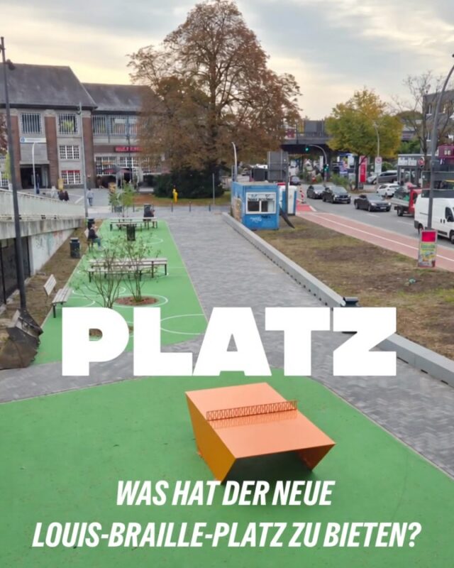 Am Donnerstag, 8. Oktober, wird der neugestaltete Louis-Braille-Platz vor dem U-Bahnhof Hamburger Straße offiziell eröffnet. Von 13 bis 16 Uhr gibt es Aktionen, Reden und die Gelegenheit, den neuen Platz kennenzulernen.

Und dort hat sich einiges verändert: Aus einem grauen Parkplatz ist ein grüner Treffpunkt für die Nachbarschaft geworden. 🌳
Mit:
🏓 Tischtennis
⚽ Tischkicker
♟️ Schach
🎶 Klangspiel
🧺 Sitz- und Picknickmöglichkeiten
🐝 Insektenhotels
🌱 neue Beete und Bäume

Auch fürs Stadtklima bringt die Neugestaltung Vorteile: Rund 800 Quadratmeter Fläche wurden entsiegelt. Regenwasser kann nun besser versickern oder in die Beete geleitet werden. 💧

Die Ideen für den Platz sind in einem mehrjährigen Beteiligungsprozess gemeinsam mit Menschen aus dem Stadtteil entstanden. Diese Menschen waren es auch, die gemeinsam mit uns und dem Bezirksamt für den Platz gekämpft haben, als SPD, CDU und FDP das Projekt beinahe gekippt hätten.

Wir sagen DANKE an alle Beteiligten und freuen uns sehr über diesen schönen neuen Begegnungsort in Barmbek-Süd. 💚

[Dies ist ein Beitrag der Fraktion]