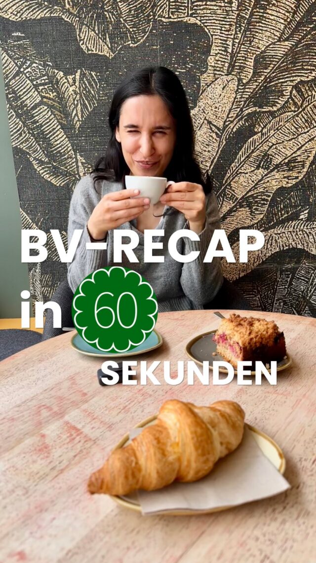 Nergis erzählt euch bei einem Kaffee in 60 Sekunden, was in der letzten Bezirksversammlung so passiert ist und beschlossen wurde. 💚

Ob sichere Schulwege, gute Radwege, breite Gehwege oder mehr Klimaschutz vor Ort: In Hamburg-Nord entscheidet sich an vielen kleinen Stellen, ob unser Bezirk für alle besser, sicherer und lebenswerter wird.

🟥⬛️🟨
Nach einem Jahr Koalition aus SPD, CDU und FDP ziehen wir eine klare Zwischenbilanz: Es braucht mehr Mut, mehr Tempo und mehr Fokus auf die Menschen im Quartier.

Ein wichtiges Signal gab es außerdem für die Erinnerungskultur: Hamburg-Nord bleibt in der Verantwortung, an Mehmet Kaymakçı und Ramazan Avcı zu erinnern, die in den 1980er-Jahren von Neo-Nazis ermordet wurden.

👉In der nächsten Bezirksversammlung im Juni stellt die Bezirksamtsleiterin dann ihre Bilanz der letzten zwölf Monate vor. Komm vorbei!

[Dies ist ein Beitrag der Fraktion]