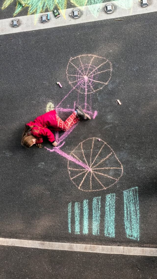 Mehr als 500 Kinder, Eltern und Unterstützer*innen sind bei der Fahrrad-Sternfahrt „Sichere Schulwege JETZT!“ aus verschiedenen Teilen Hamburg-Nords zum Stadtpark geradelt. 

Dort wurde gemalt, diskutiert, ausprobiert und gefeiert. 🎨🚦

Die Sternfahrt war der Abschluss der Aktionswoche „Sichere Schulwege. Jetzt!“, an der sich hamburgweit rund 2.500 Menschen beteiligt haben.

Ein riesiges Dankeschön an alle Teilnehmenden, ehrenamtlichen Helferinnen und unsere vielen Partnerinnen, die diesen Tag möglich gemacht haben! 💚

Danke an @adfc_hamburg , @roterteppichfuerkinder_hh, Verkehrswacht Hamburg, @aktionkinderparadies, @bund_hamburg , DieFahrradretter, ADFC Ghostbikes, die Freiwillige Jugendfeuerwehr Winterhude und an die vielen ehrenamtlichen Helfer*innen an den Startpunkten und entlang der Strecken.

Gemeinsam haben wir gezeigt, wie viele Menschen sich sichere Schulwege wünschen.