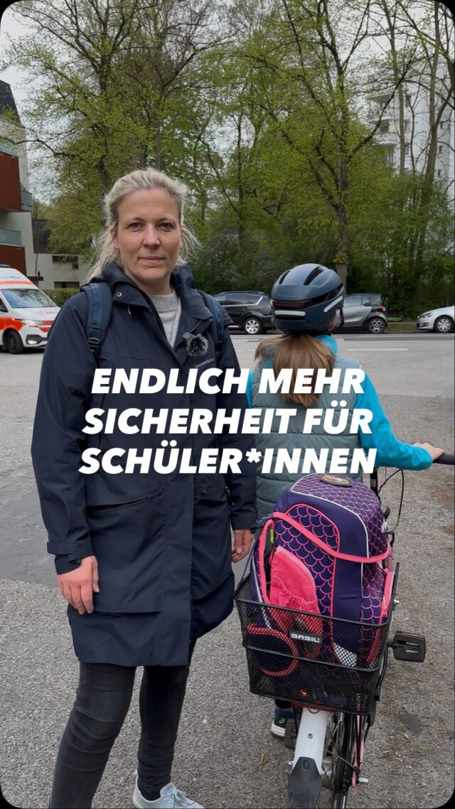 Lotta, 10 Jahre, zeigt hier: So gefährlich ist ihr Schulweg auf der Alsterdorfer Straße (zwischen Sengelmannstraße und Bodelschwinghstraße) in Alsterdorf. 🚸⚠️

Morgens herrscht hier Verkehrschaos: kein Radweg 🚳, Tempo 50 🚗💨 und viele Autos und Busse 🚌🚙.

Kinder ab 10 Jahren müssen auf der Straße fahren, sofern kein Radweg vorhanden ist 🚴‍♀️➡️🛣️. Das ist hier, wie an vielen anderen Orten in Hamburg-Nord, brandgefährlich ❗🚨

Deshalb fordern die drei Schulen vor Ort Tempo 30 auf der Alsterdorfer Straße zwischen Sengelmannstraße und Bodelschwinghstraße.

Wir unterstützen diese Forderung mit einem Antrag im Regionalausschuss am 
🗓️Montag, 
🕕18 Uhr 
📍im Großen Sitzungssaal des Bezirksamtes, Robert-Koch-Straße 17 in Eppendorf 🏛️🗳️

Komm vorbei und kämpf mit uns gemeinsam für mehr Sicherheit für unsere Kinder! 💪👧👦🚸