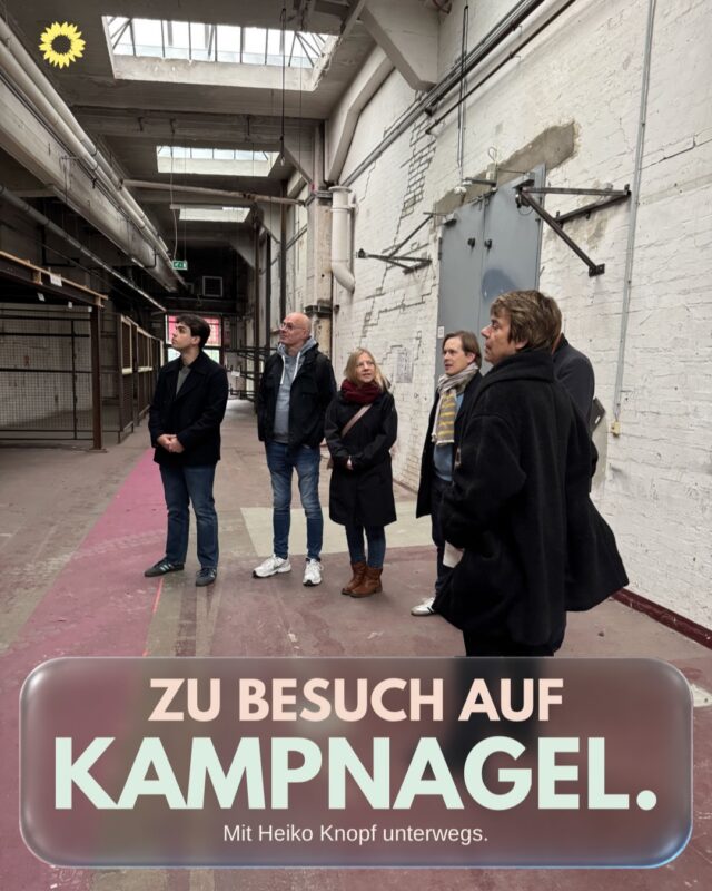 💚 KAMPNAGEL: UNDER CREATION 🛠️

Am Dienstag hat unser stellvertretender Bundesvorsitzender Heiko Knopf die großen Umbaumaßnahmen unserer Kulturfabrik Kampnagel gemeinsam mit unserem Vorsitzenden Michael Werner-Boelz, dem stellvertretenden Vorsitzenden Jonas Felix Schultz und der Schatzmeisterin Simone Dornia besichtigt. Sie konnten sich vor Ort einen Überblick über die geplante Transformation und der ersten Bauphase verschaffen.

Das Kulturprogramm läuft unter dem Motto „performative Baustelle“ bis zum Ende der Umbaumaßnahmen weiter.

Dazu Heiko Knopf, stellvertretender Bundesvorsitzender von Bündnis 90/Die Grünen: „Die Mischung aus Verwurzelung vor Ort und internationaler Strahlkraft, zwischen kreativem Freiraum und großer Herzlichkeit hat mich sofort für Kampnagel begeistert. Ich freue mich über den Mut mit dem die Renovierung mit großem Gespür fürs Detail und dem Wunsch zu mehr Nachhaltigkeit begonnen wurde. Diesen Mut gilt es politisch zu unterstützen und der Entwicklung Sicherheit zu geben. Wir brauchen Orte des Austausches, der Inspiration und der Begegnung, Orte wie Kampnagel.“