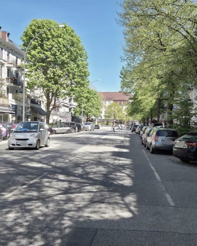 🔥 Am Lehmweg in Eppendorf stehen umfangreiche Arbeiten für den Ausbau der Fernwärme an. Gleichzeitig ist der Straßenabschnitt zwischen Eppendorfer Weg und Löwenstraße Teil der geplanten Alster-Airport-Route für den Radverkehr. 🚲

Warum also nicht beide Vorhaben zusammendenken? 💡
Die heute sehr breite Fahrbahn bietet Raum für neue Ideen: zusätzliche Straßenbäume und Grüninseln 🌳, sichere Wege für den Fahrradverkehr 🚴, mehr Platz auf den Gehwegen sowie Flächen zum Verweilen und für Außengastronomie. ☕️

Die Visualisierungen zeigen zwei mögliche Zukunftsbilder für den Lehmweg. Sie sind keine fertigen Planungen, sondern eine Einladung, gemeinsam weiterzudenken: Wie kann der notwendige Fernwärmeausbau genutzt werden, um den Straßenraum langfristig klimaresilienter, sicherer und angenehmer zu gestalten? 🌿

💬 Wie sieht für euch der Lehmweg von morgen aus?

[Dies ist eine Beitrag der Fraktion]