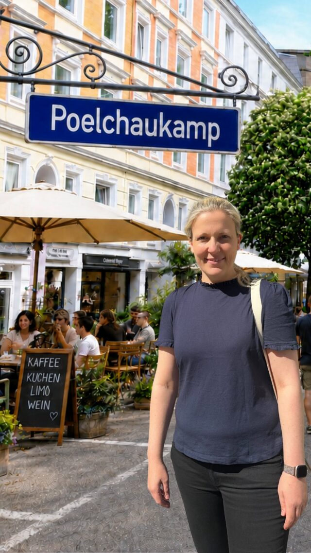 🚶‍♀️ Eine Fußgängerzone mitten in Winterhude – kann das am Poelchaukamp funktionieren?

Mehr Platz zum Schlendern, Einkaufen und Verweilen. Mehr Außengastronomie, weniger Lärm und ein entspannteres Straßenleben: Der Poelchaukamp hat das Potenzial, die erste Fußgängerzone in Hamburg-Nord zu werden. 🌳☕️

Doch bevor über Veränderungen entschieden wird, brauchen wir Fakten. Deshalb wollen wir mit einer Kundenumfrage im Einzelhandel und in der Gastronomie herausfinden: Wie kommen die Menschen zum Poelchaukamp – zu Fuß, mit dem Fahrrad, dem ÖPNV oder dem Auto?

Denn rund 35 Parkplätze wären von einer möglichen Umgestaltung betroffen. Eine Fußgängerzone kann deshalb nur entstehen, wenn die Vorteile für Kund*innen, Gewerbetreibende und Anwohnende überwiegen.

Dabei muss eine Fußgängerzone nicht starr sein. Denkbar wären verschiedene Modelle:
🚶 nur freitags und samstags
☀️ saisonal in den Sommermonaten
🌙 tagsüber autofrei, nachts weiterhin Parken
Am Ende geht es um eine Lösung, die zum Poelchaukamp passt: mehr Aufenthaltsqualität, weniger Konflikte und ein noch lebendigeres Zentrum in Winterhude – gemeinsam entwickelt und auf Grundlage belastbarer Daten.

💬 Könnt ihr euch eine Fußgängerzone am Poelchaukamp vorstellen? Welches Modell wäre für euch das richtige?

Hinweis: Die Visualisierungen wurden mit KI erstellt.

[Dies ist ein Beitrag der Fraktion]