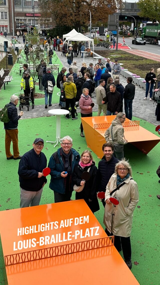 Barmbek hat einen neuen Lieblingsort. Aus einer grauen, versiegelten Fläche ist ein grüner Treffpunkt für die Nachbarschaft geworden! 🌱 

Der neu gestaltete Louis-Braille-Platz in Barmbek-Süd bietet jetzt Sitzgelegenheiten, barrierefreie Begegnungsorte und mehr Raum für Pflanzen und Regenwasser. 

🎤 Wir waren bei der Einweihung vor Ort und haben @simone.dornia , @reiffert_barmbek , @marcel.bulawa  und Beate Seelis nach ihren persönlichen Highlights gefragt. Denn diese Vier waren an der Umgestaltung beteiligt und haben sich politisch stark für diesen tollen neuen Ort eingesetzt.

Was gefällt euch am neuen Platz am U-Bahnhof Hamburger Straße am besten?

[Dies ist ein Beitrag der Fraktion]