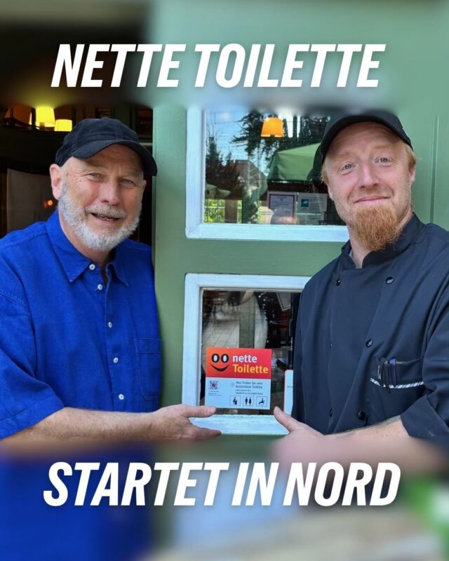🚻 In Café, Laden oder Restaurant aufs Klo, ohne vorher etwas zu kaufen? Das geht jetzt ganz offiziell an elf Orten in Barmbek-Nord!

An insgesamt elf Standorten in Barmbek-Nord, im Stadtparkquartier und im Stadtpark können Toiletten ab sofort kostenlos genutzt werden – ohne vorher etwas kaufen oder bestellen zu müssen. Teilnehmende Cafés, Restaurants und Einrichtungen erkennt ihr an einem Aufkleber an der Eingangstür.

Die „Nette Toilette“ nutzt bereits vorhandene Toiletten und unterstützt gleichzeitig die beteiligten Betriebe mit einer kleinen Aufwandsentschädigung. So entstehen wohnortnahe und unkomplizierte Angebote, ohne dass teure neue Toilettenanlagen gebaut werden müssen.

Das zunächst einjährige Pilotprojekt geht auf die langjährige und hartnäckige Arbeit des Stadtteilrats Barmbek-Nord zurück. Vielen Dank für dieses wichtige Engagement! 💚

Jetzt kommt es darauf an, wie gut das Angebot angenommen wird. Bewährt sich die „Nette Toilette“ in Barmbek, wollen wir uns dafür einsetzen, dass das Konzept künftig auch an weiteren Orten in Hamburg-Nord eingeführt wird.

👉 Auf den nächsten Kacheln findet ihr eine Karte und alle teilnehmenden Betriebe. Speichert euch den Beitrag am besten direkt ab!

📷1. Slide: Michael Bideller vom Stadtteilrat Barmbek-Nord und Peter Schinzel (Barmbeker Schachcafé)
📷2.-4. Slide: @die_nette_toilette /Andreas Wegelin, Kreativraum Fotografie

[Dies ist ein Beitrag der Fraktion]