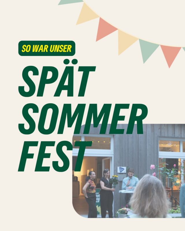 So verbringen GRÜNE einen Spätsommerabend - mit guten Gesprächen, dem ein oder anderen Kaltgetränk und unserem Spätsommerfest. Am Dienstag haben wir gemeinsam gefeiert, hier einige Bilder davon. Danke an alle, die mit uns aufgebaut haben, sich und ihre AG präsentiert haben oder auch einfach einen schönen Abend hatten. Wir freuen uns schon aufs nächste Mal 💚